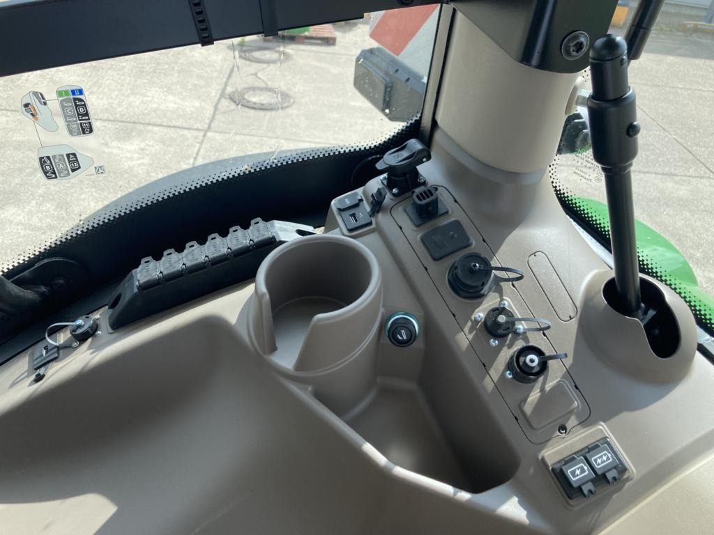 John Deere 6R250 - Traktor: 4 kép. John Deere 6R250 - Traktor: 4 kép.