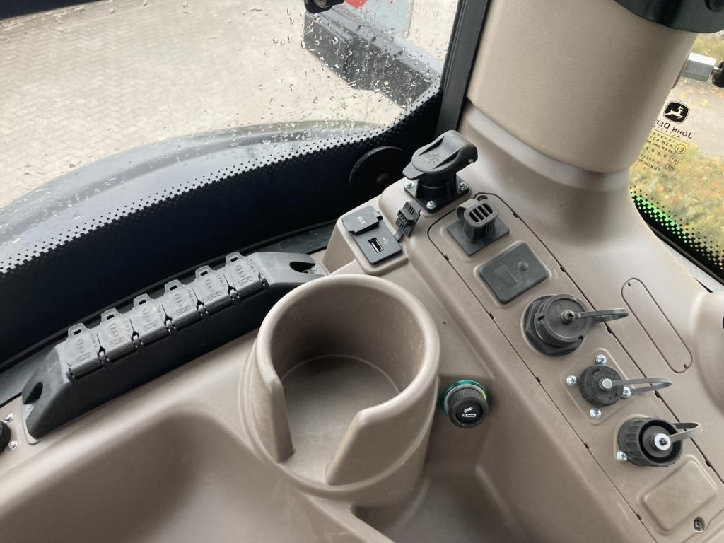 Traktor John Deere 6R250: 7 kép. Traktor John Deere 6R250: 7 kép.