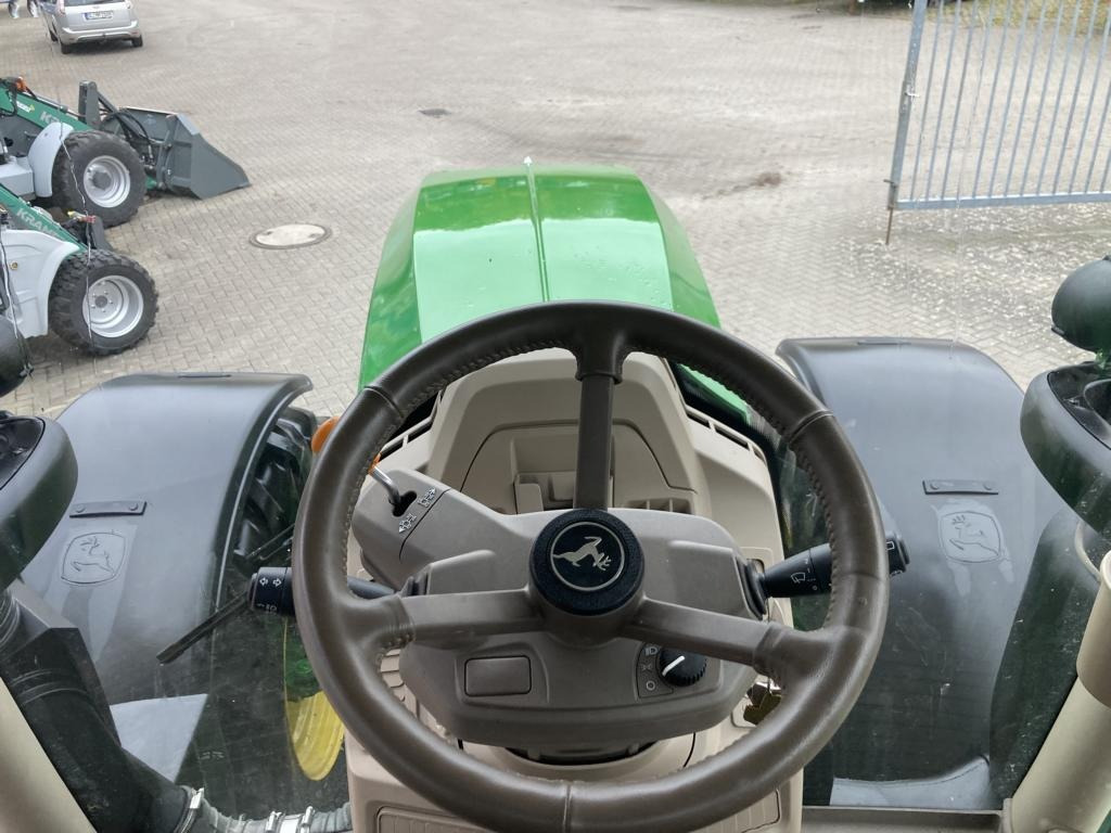 John Deere 6R250 - Traktor: 5 kép. John Deere 6R250 - Traktor: 5 kép.