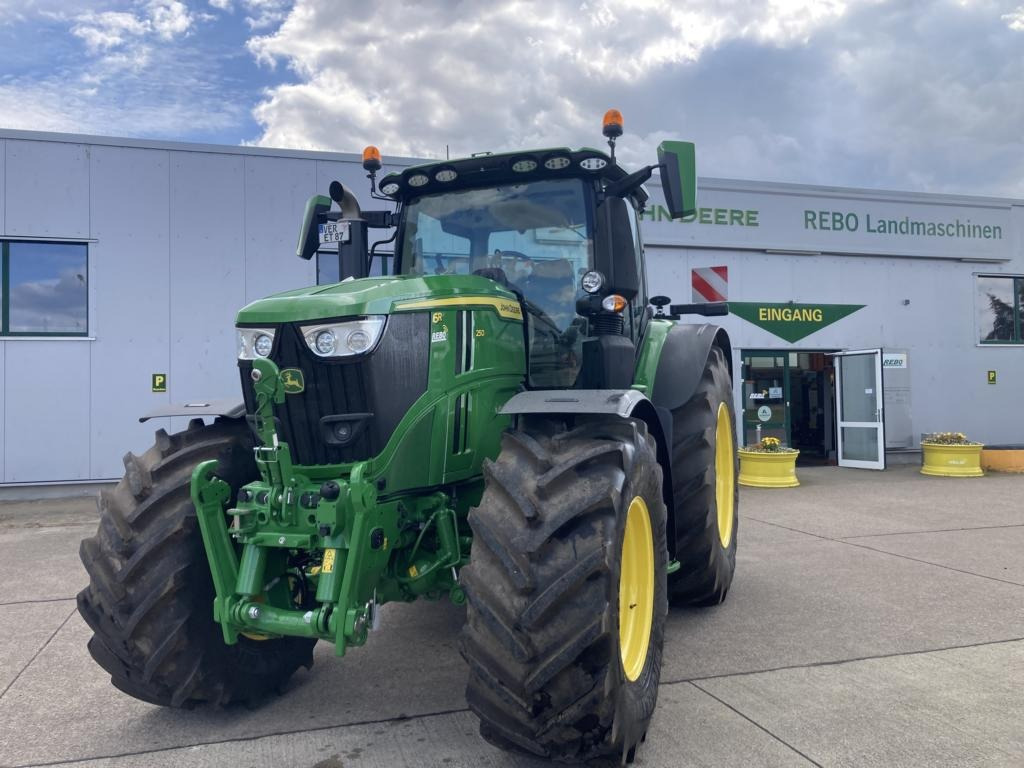 John Deere 6R250 - Traktor: 1 kép. John Deere 6R250 - Traktor: 1 kép.