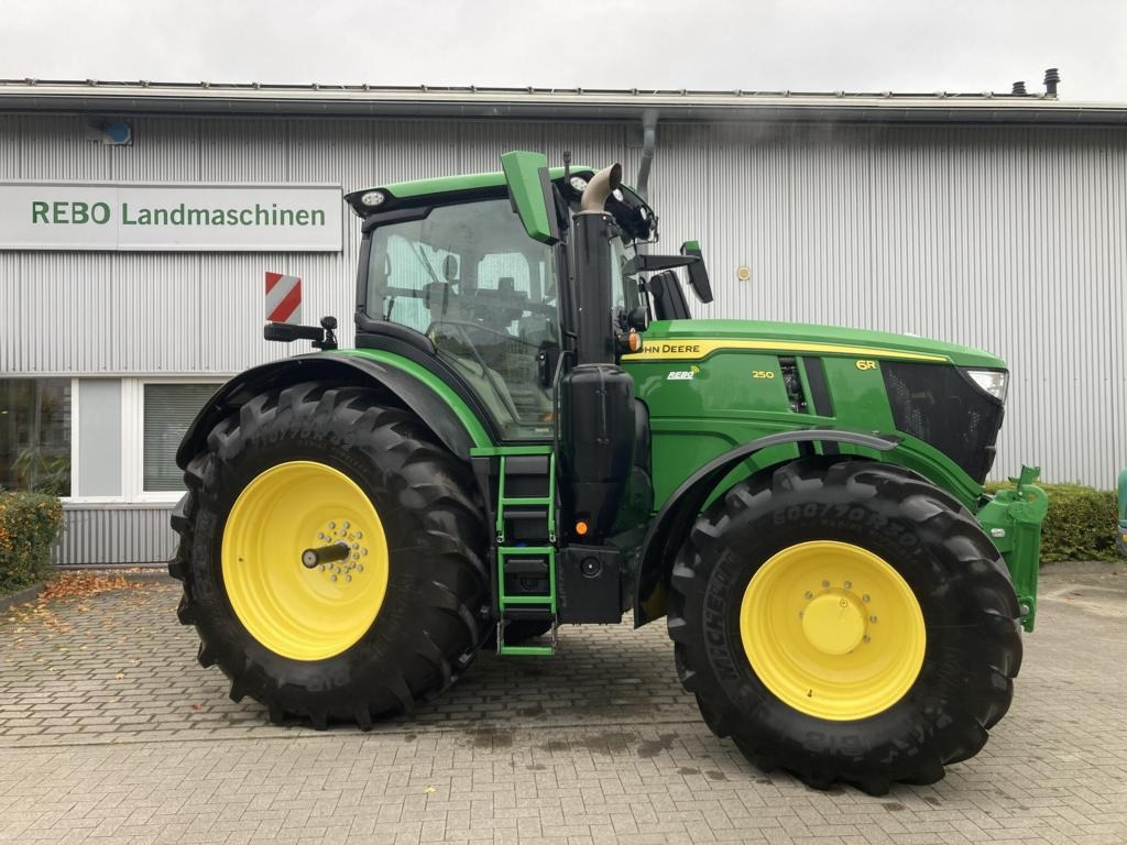 John Deere 6R250 - Traktor: 3 kép. John Deere 6R250 - Traktor: 3 kép.