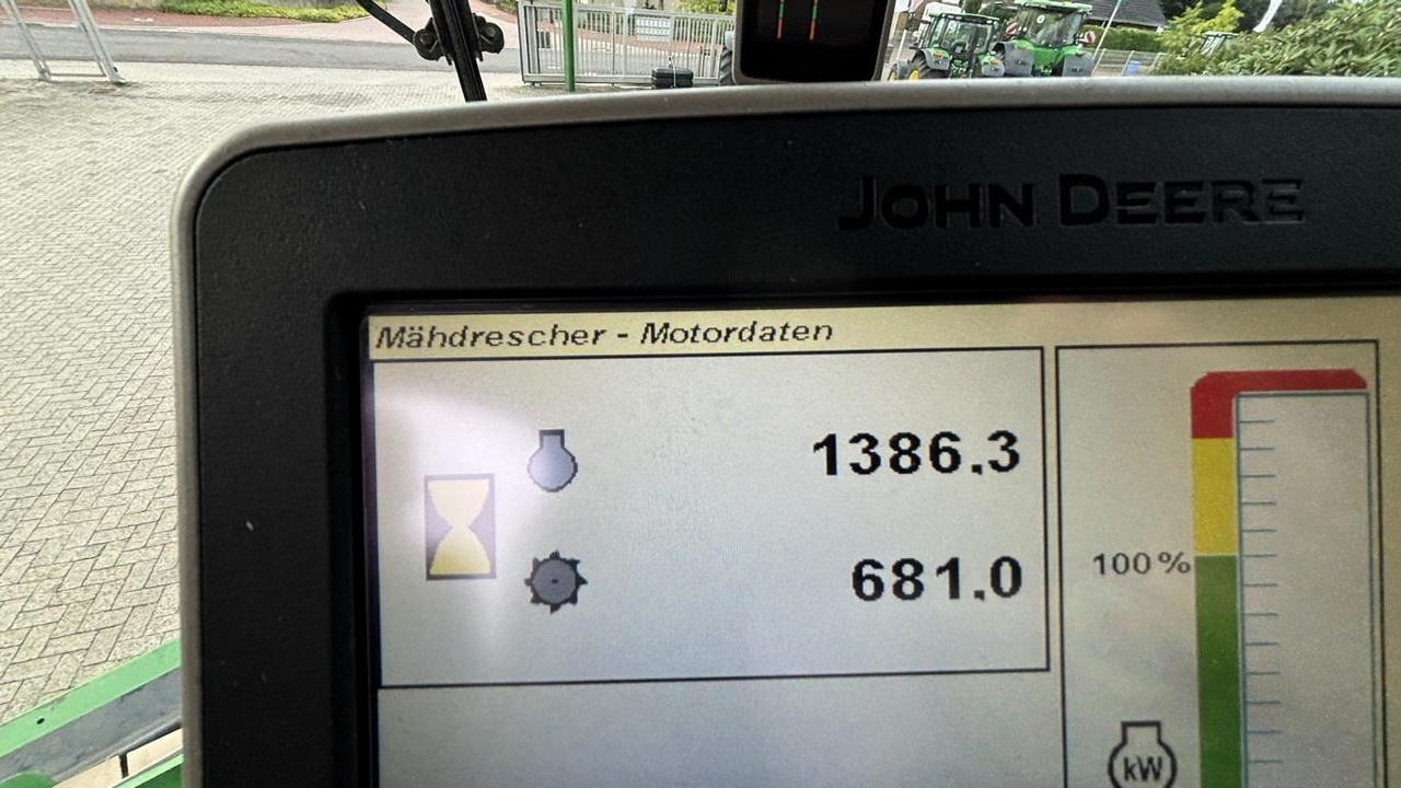 John Deere T660 - Kombájn: 2 kép. John Deere T660 - Kombájn: 2 kép.