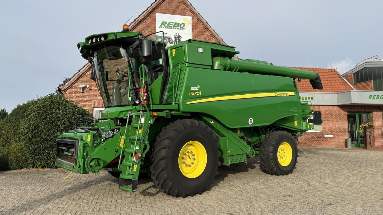 John Deere T660 - Kombájn: 1 kép. John Deere T660 - Kombájn: 1 kép.