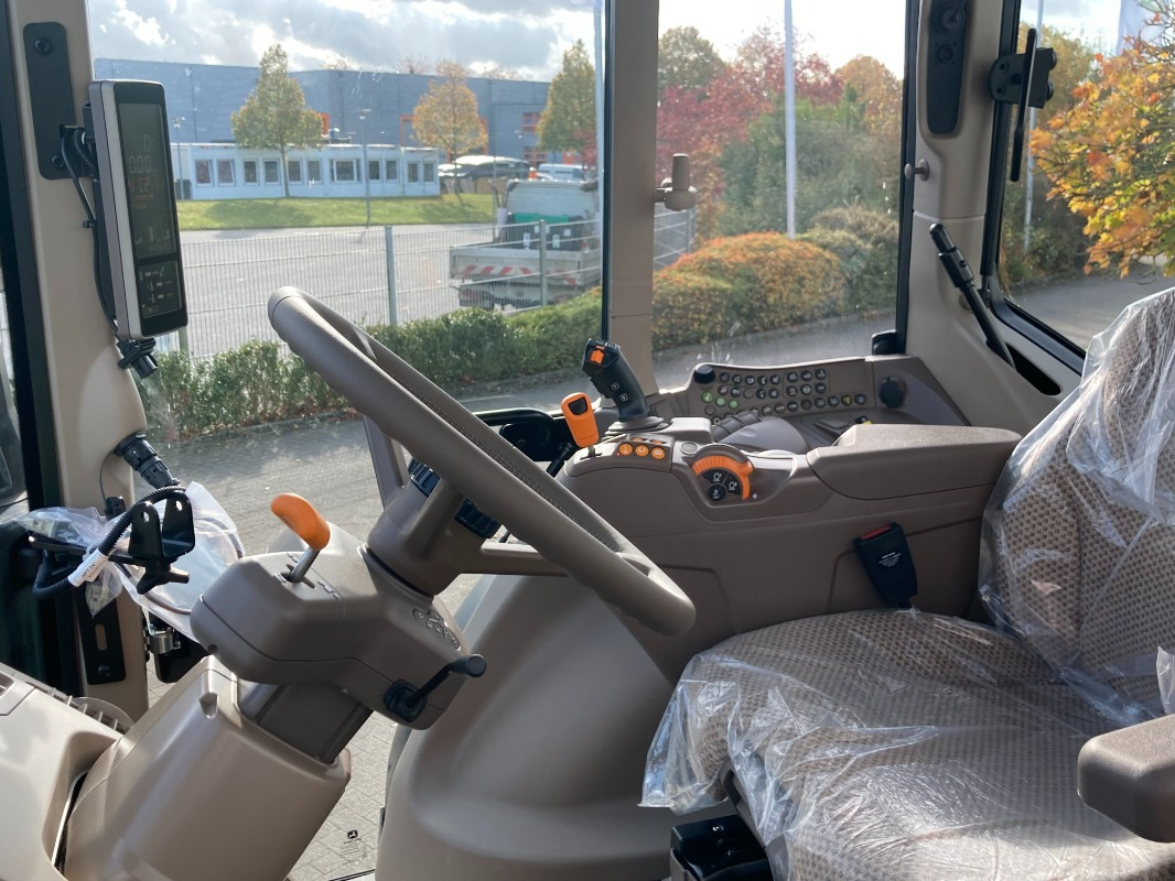 John Deere TRAKTOR 6120M MIT KABINE - Traktor: 4 kép. John Deere TRAKTOR 6120M MIT KABINE - Traktor: 4 kép.