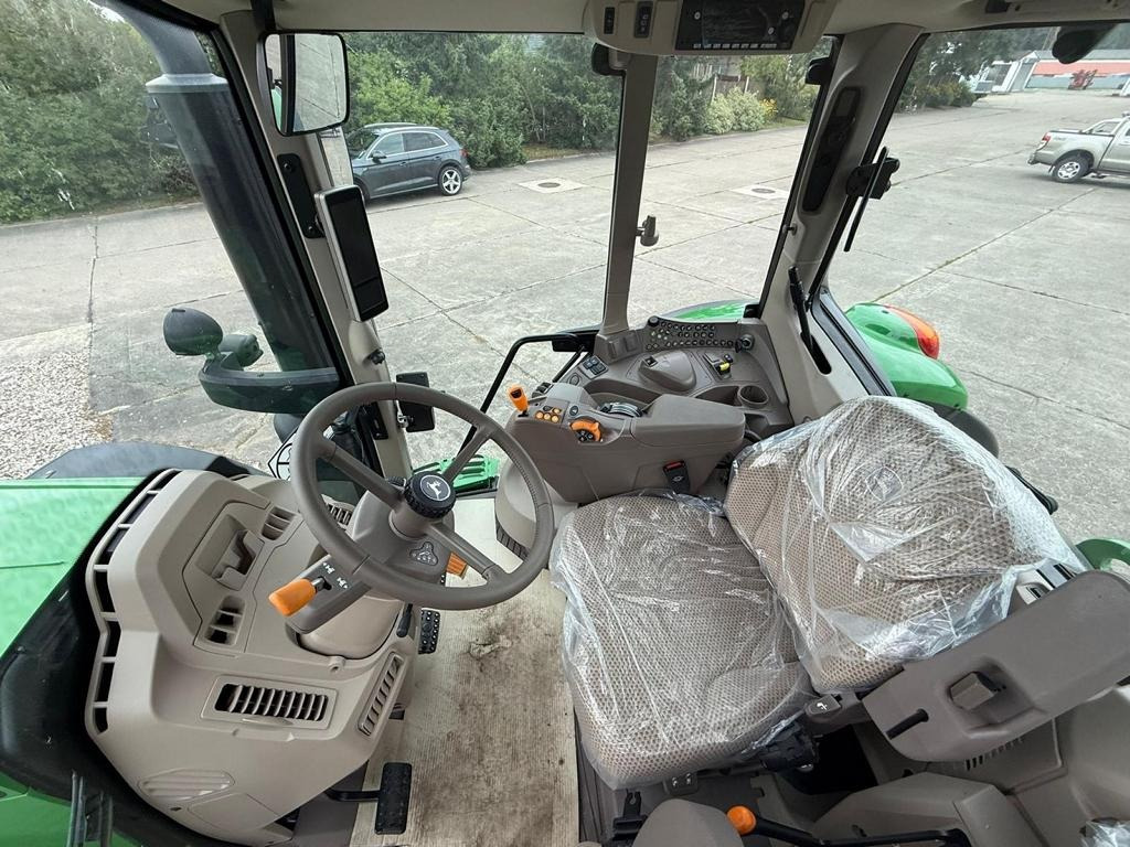 John Deere TRAKTOR 6195M MIT KABINE - Traktor: 3 kép. John Deere TRAKTOR 6195M MIT KABINE - Traktor: 3 kép.