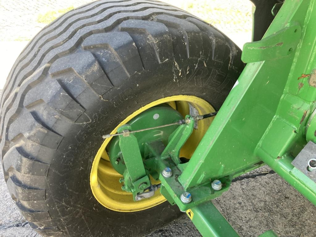 John Deere V461M - Bálacsomagoló: 2 kép. John Deere V461M - Bálacsomagoló: 2 kép.