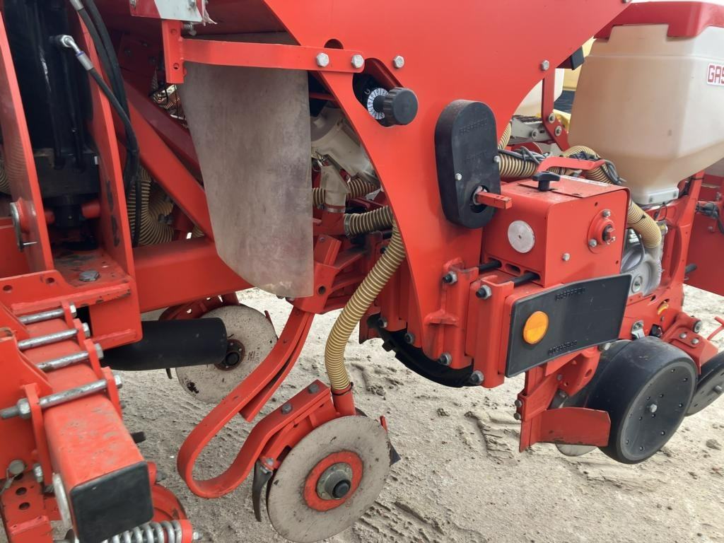 Maschio Gaspardo 8-RH - Szemenkénti vetőgép: 2 kép. Maschio Gaspardo 8-RH - Szemenkénti vetőgép: 2 kép.