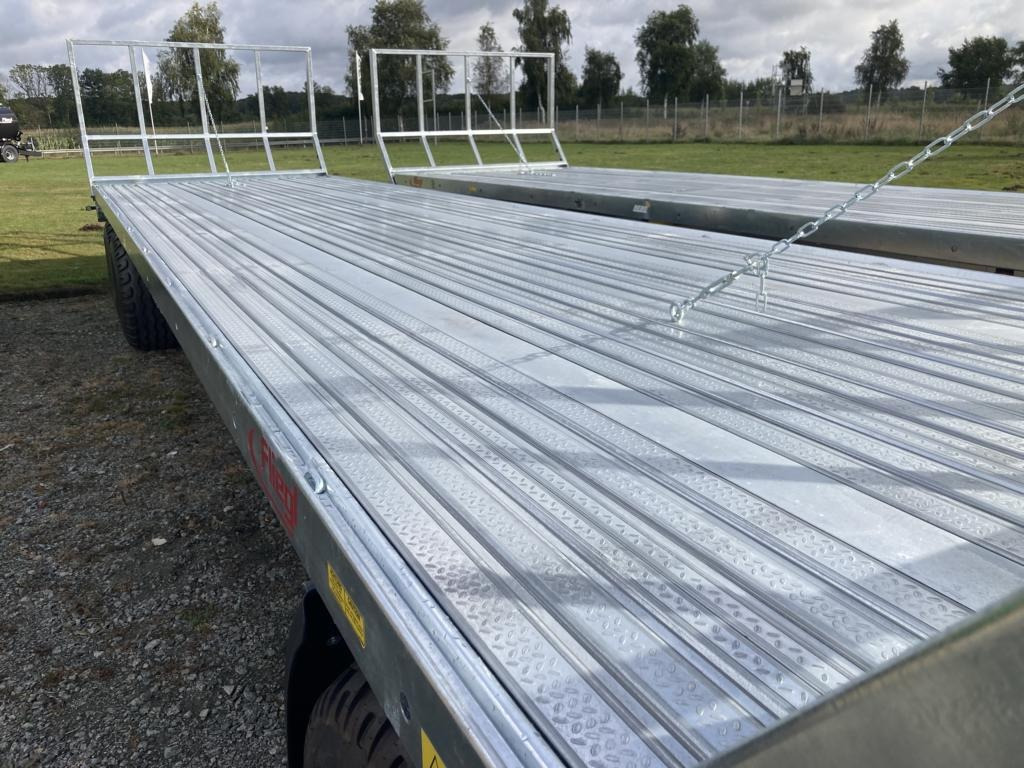 Fliegl DPW 180 B - Pótkocsi: 2 kép. Fliegl DPW 180 B - Pótkocsi: 2 kép.