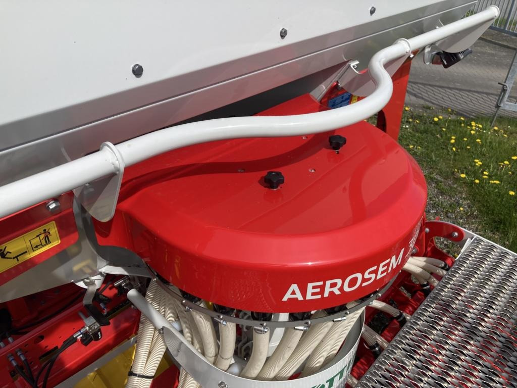 Pöttinger AEROSEM 3002 A - Szemenkénti vetőgép: 3 kép. Pöttinger AEROSEM 3002 A - Szemenkénti vetőgép: 3 kép.