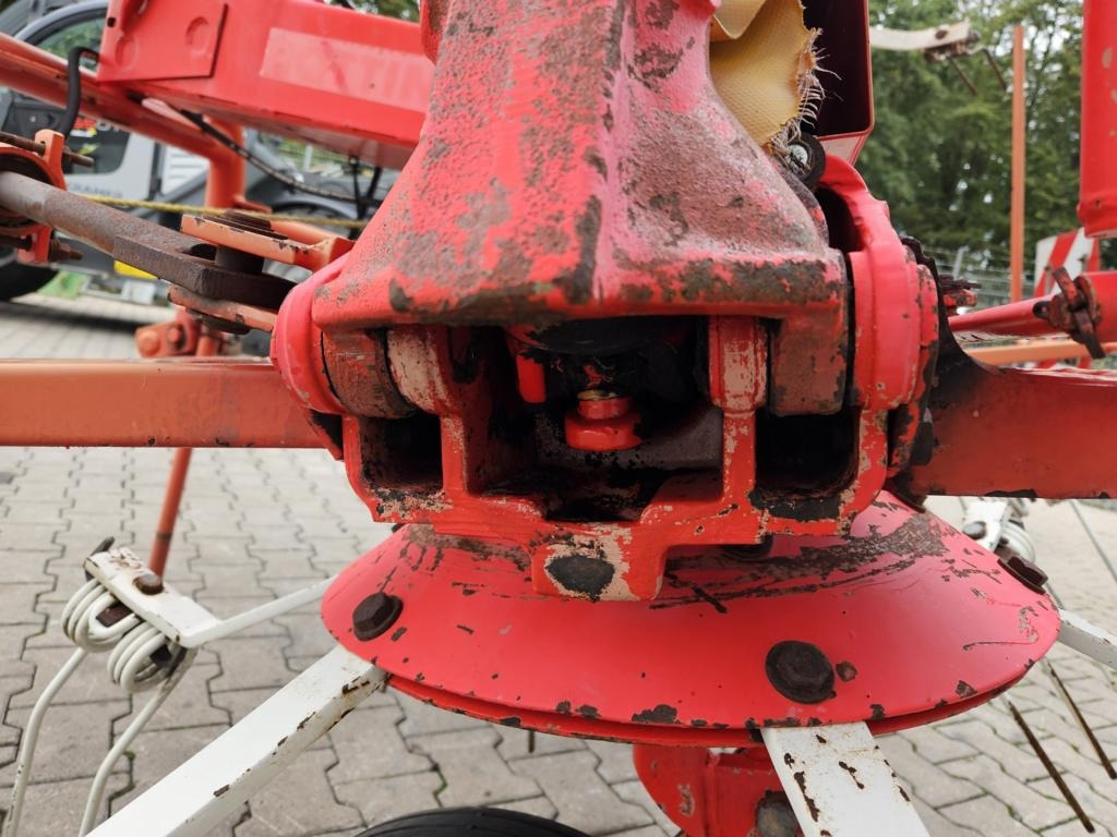 Pöttinger HIT 69 N-Z - Szénaforgató: 5 kép. Pöttinger HIT 69 N-Z - Szénaforgató: 5 kép.