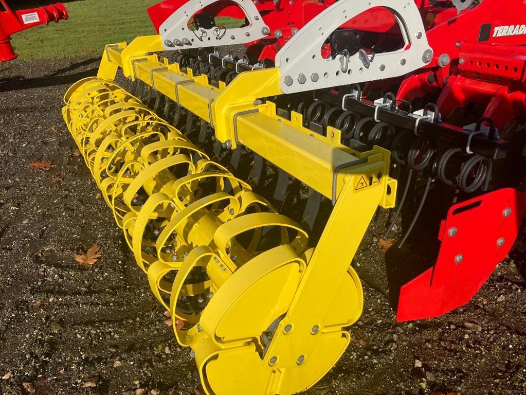 Pöttinger TERRADISC 3001 - Tárcsás borona: 4 kép. Pöttinger TERRADISC 3001 - Tárcsás borona: 4 kép.