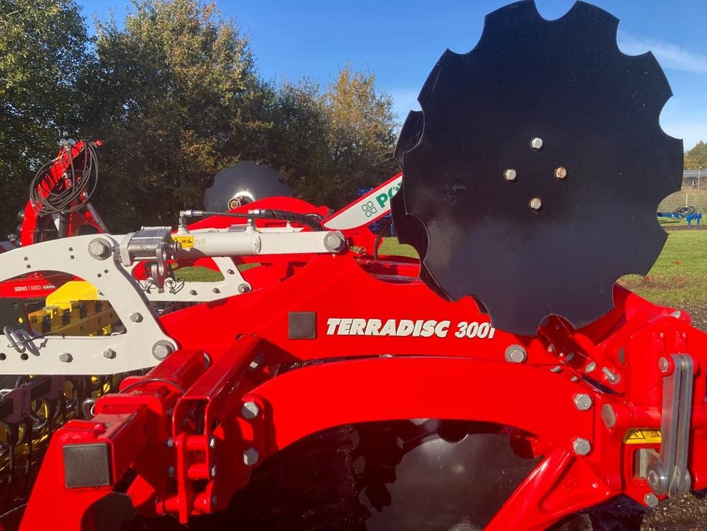 Pöttinger TERRADISC 3001 - Tárcsás borona: 2 kép. Pöttinger TERRADISC 3001 - Tárcsás borona: 2 kép.