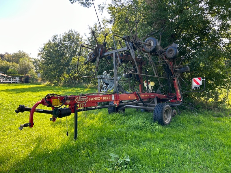 Vicon Fanex 1103 C - Szénaforgató: 1 kép. Vicon Fanex 1103 C - Szénaforgató: 1 kép.