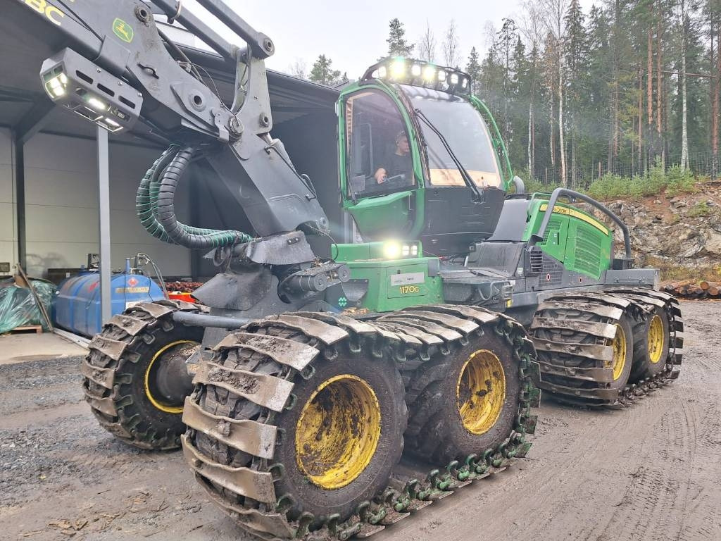 John Deere 1170G - Fakitermelő gép: 2 kép. John Deere 1170G - Fakitermelő gép: 2 kép.