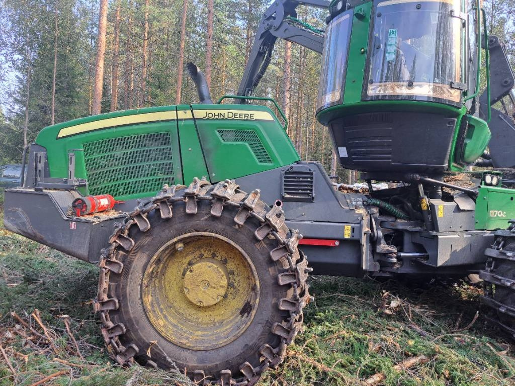 John Deere 1170G - Fakitermelő gép: 2 kép. John Deere 1170G - Fakitermelő gép: 2 kép.