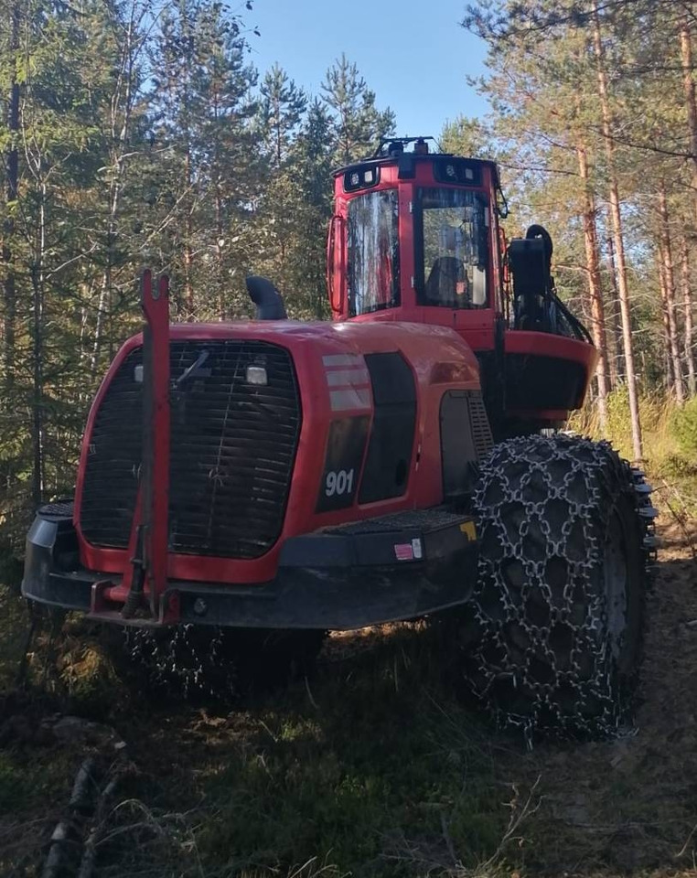 Komatsu 901 - Fakitermelő gép: 3 kép. Komatsu 901 - Fakitermelő gép: 3 kép.