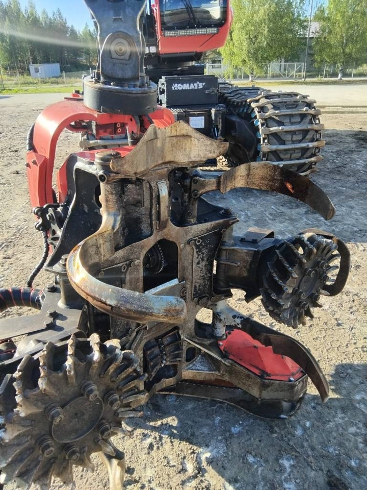 Fakitermelő gép Komatsu 901XC: 13 kép. Fakitermelő gép Komatsu 901XC: 13 kép.