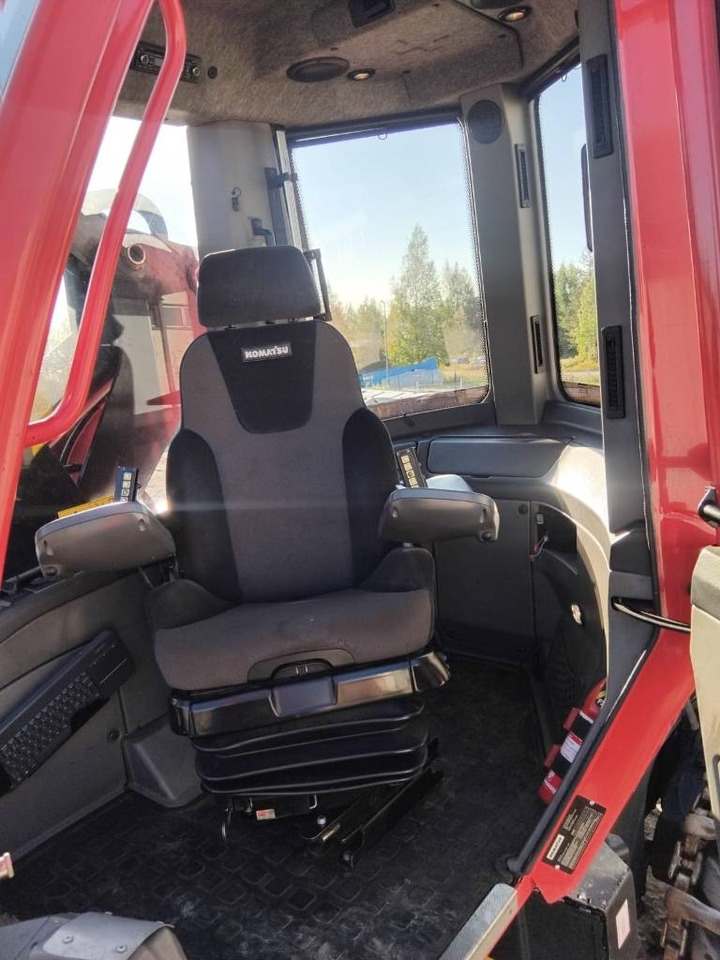 Fakitermelő gép Komatsu 901XC: 6 kép. Fakitermelő gép Komatsu 901XC: 6 kép.