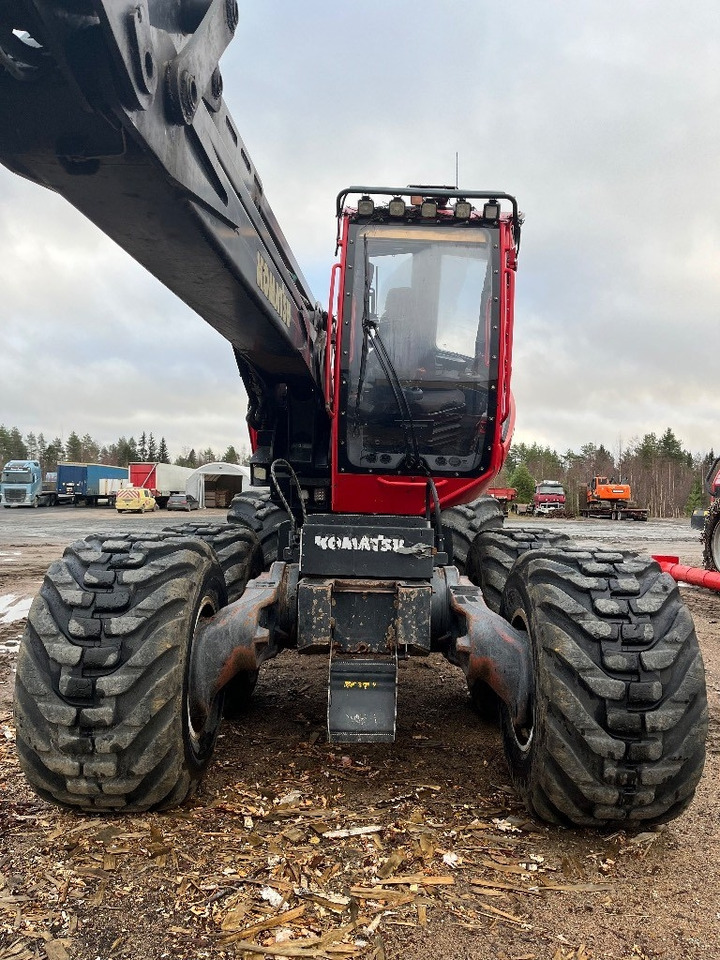Komatsu 911 - Fakitermelő gép: 4 kép. Komatsu 911 - Fakitermelő gép: 4 kép.