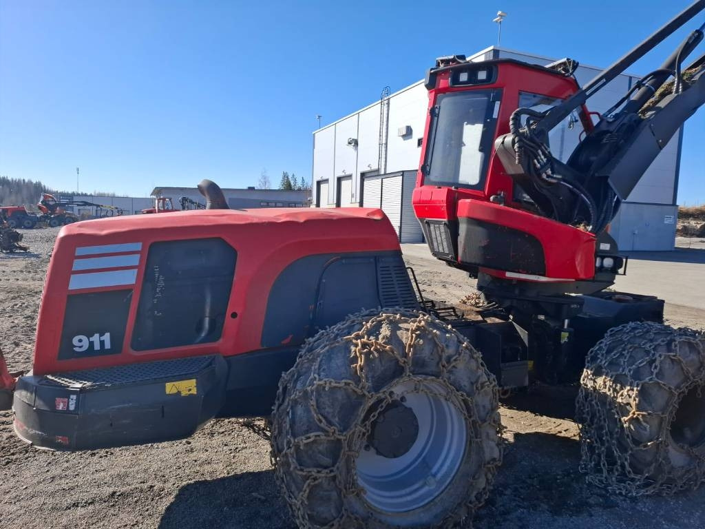 Komatsu 911 - Fakitermelő gép: 3 kép. Komatsu 911 - Fakitermelő gép: 3 kép.