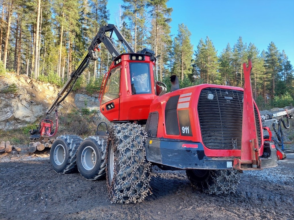 Komatsu 911 - Fakitermelő gép: 5 kép. Komatsu 911 - Fakitermelő gép: 5 kép.