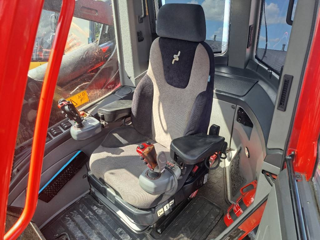Komatsu 911 - Fakitermelő gép: 2 kép. Komatsu 911 - Fakitermelő gép: 2 kép.