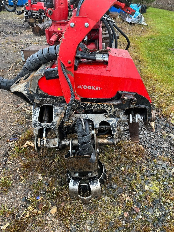 Komatsu 911 - Fakitermelő gép: 3 kép. Komatsu 911 - Fakitermelő gép: 3 kép.