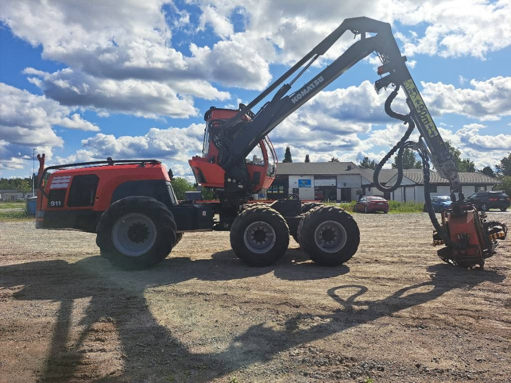 Komatsu 911 - Fakitermelő gép: 5 kép. Komatsu 911 - Fakitermelő gép: 5 kép.