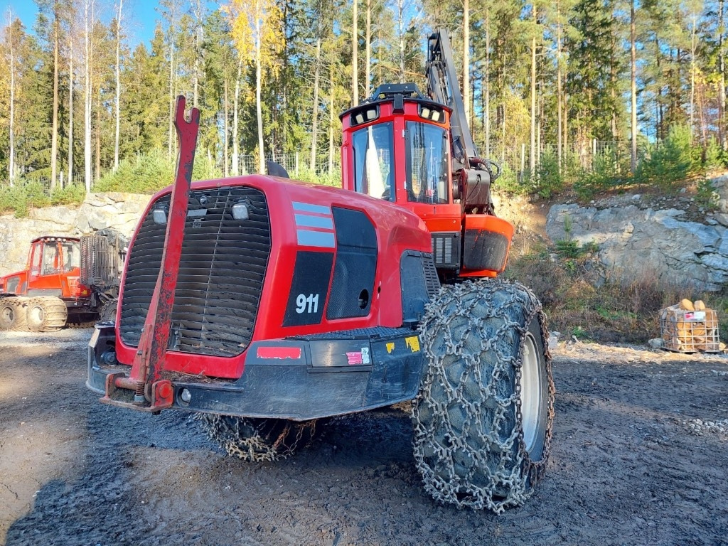 Komatsu 911 - Fakitermelő gép: 4 kép. Komatsu 911 - Fakitermelő gép: 4 kép.