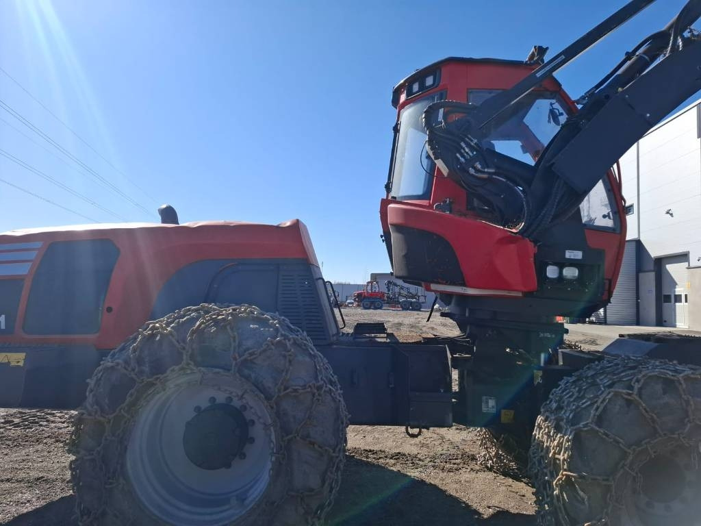 Komatsu 911 - Fakitermelő gép: 2 kép. Komatsu 911 - Fakitermelő gép: 2 kép.