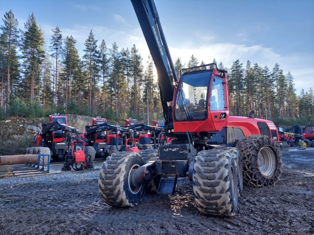 Komatsu 911 - Fakitermelő gép: 1 kép. Komatsu 911 - Fakitermelő gép: 1 kép.