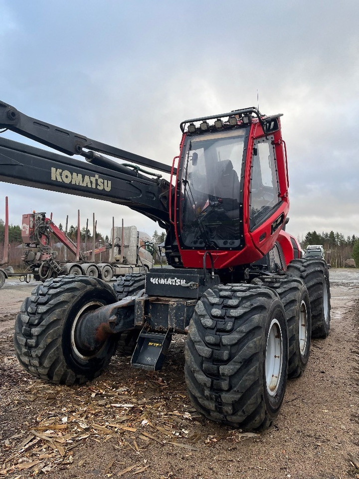 Komatsu 911 - Fakitermelő gép: 1 kép. Komatsu 911 - Fakitermelő gép: 1 kép.