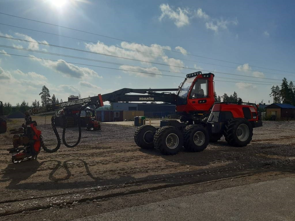 Komatsu 931.2 - Fakitermelő gép: 1 kép. Komatsu 931.2 - Fakitermelő gép: 1 kép.