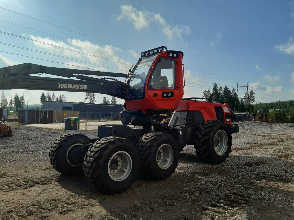 Komatsu 931.2 - Fakitermelő gép: 2 kép. Komatsu 931.2 - Fakitermelő gép: 2 kép.
