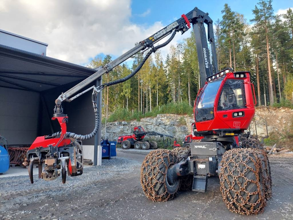 Komatsu 931 - Fakitermelő gép: 3 kép. Komatsu 931 - Fakitermelő gép: 3 kép.