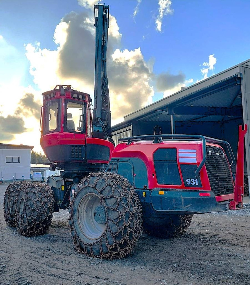 Komatsu 931 - Fakitermelő gép: 2 kép. Komatsu 931 - Fakitermelő gép: 2 kép.