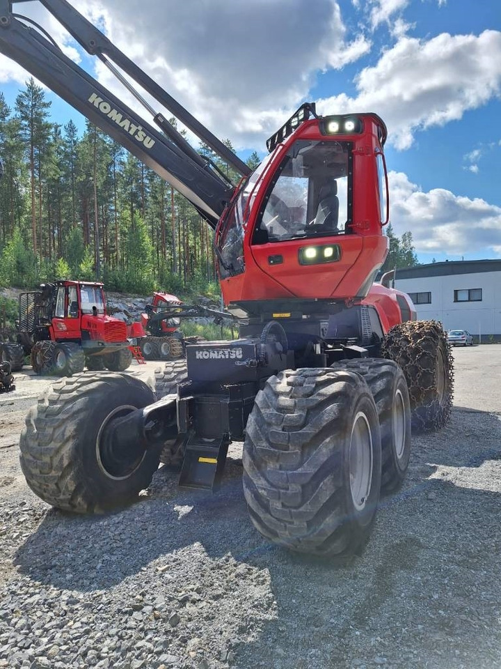 Komatsu 931 - Fakitermelő gép: 1 kép. Komatsu 931 - Fakitermelő gép: 1 kép.