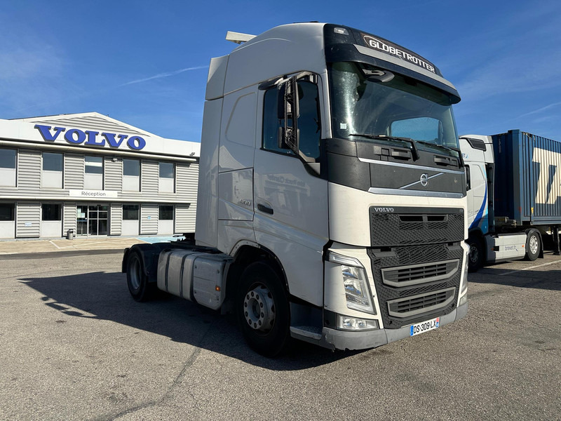 Volvo FH - Nyergesvontató: 2 kép. Volvo FH - Nyergesvontató: 2 kép.