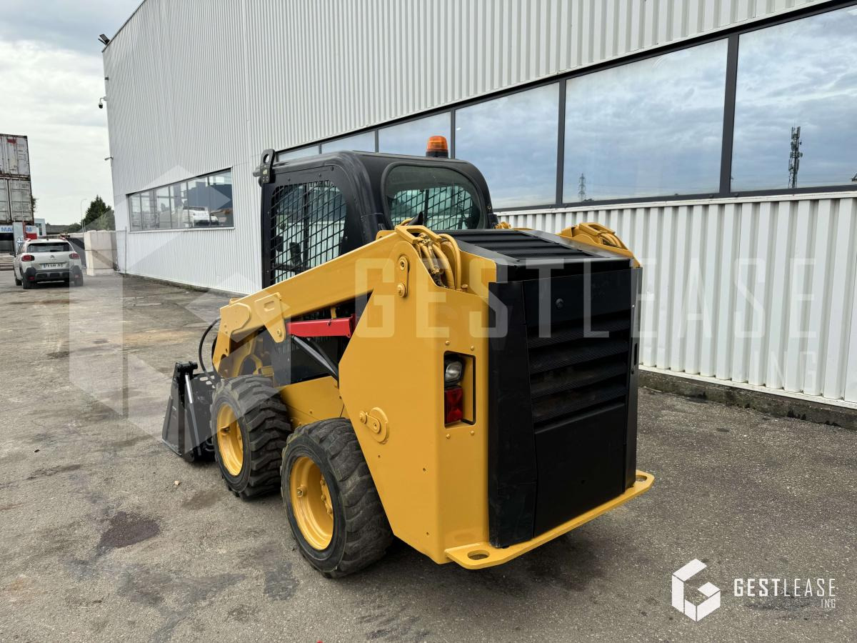 Caterpillar 236D - Mini homlokrakodó: 2 kép. Caterpillar 236D - Mini homlokrakodó: 2 kép.