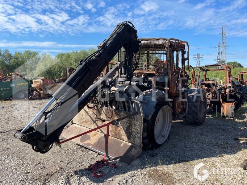 FENDT XYLON 524 - Erdészeti traktor: 3 kép. FENDT XYLON 524 - Erdészeti traktor: 3 kép.