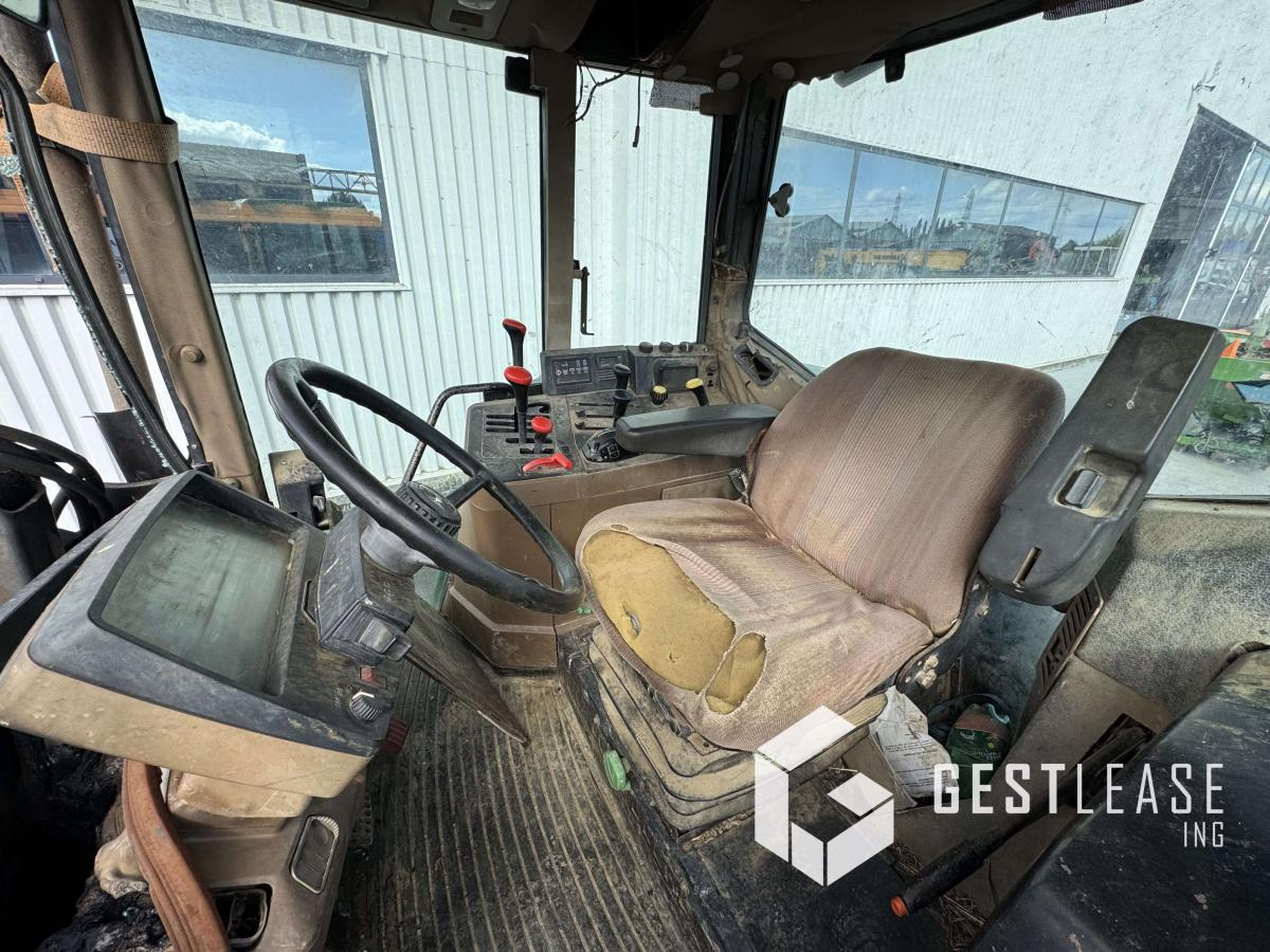 Traktor John Deere 6400 4RM: 6 kép. Traktor John Deere 6400 4RM: 6 kép.