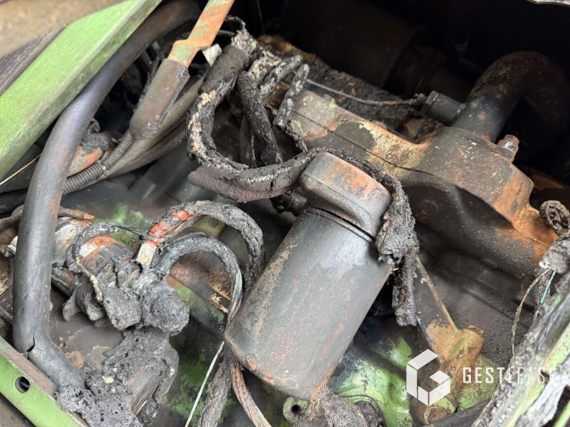 Traktor John Deere 6400 4RM: 12 kép. Traktor John Deere 6400 4RM: 12 kép.