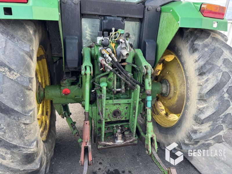 Traktor John Deere 6400 4RM: 11 kép. Traktor John Deere 6400 4RM: 11 kép.