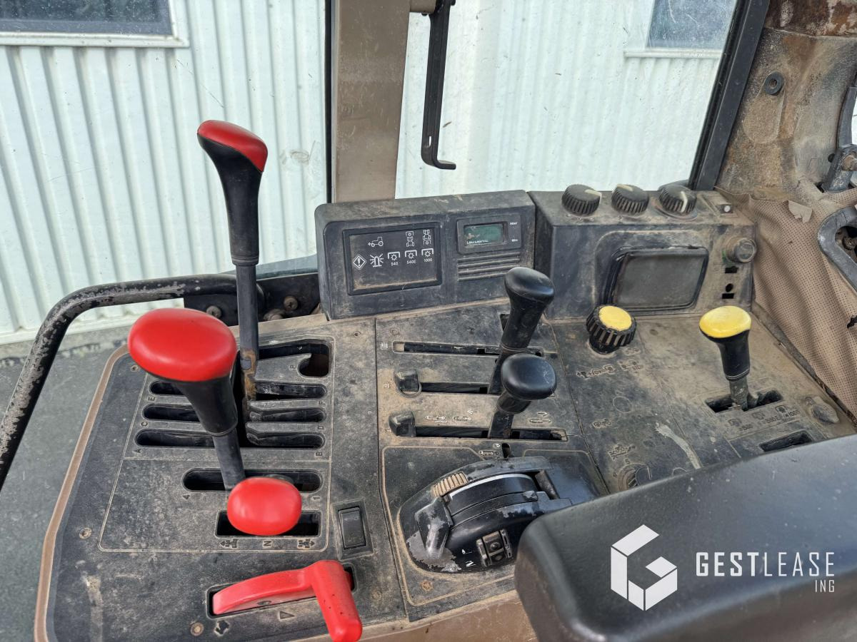 Traktor John Deere 6400 4RM: 8 kép. Traktor John Deere 6400 4RM: 8 kép.