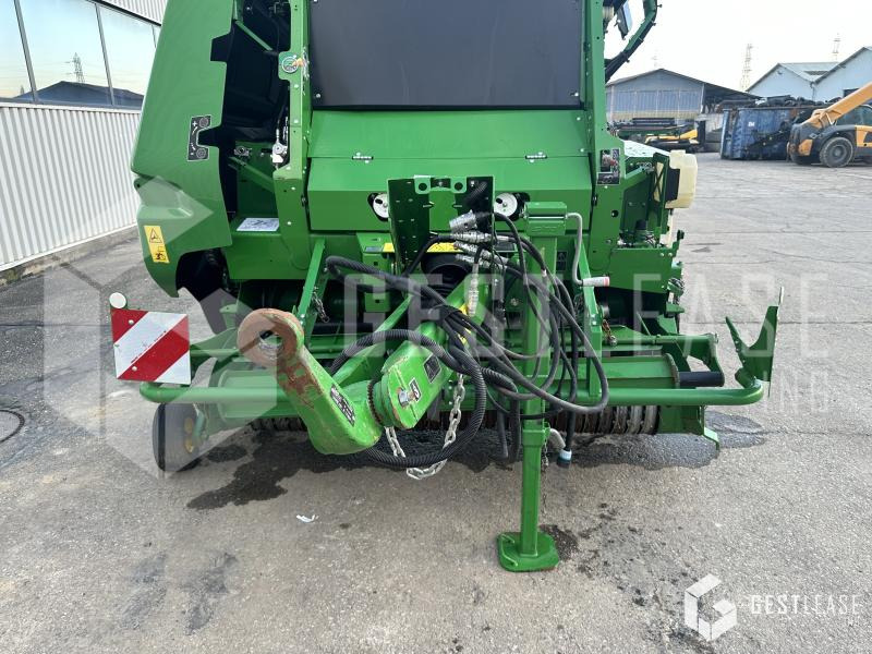 Bálázó John Deere V461M: 6 kép.