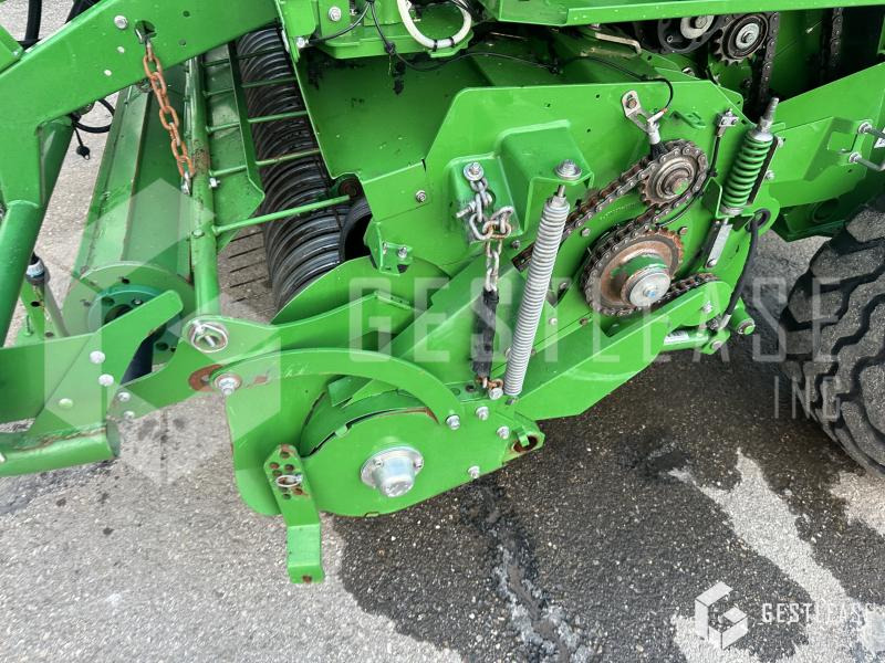Bálázó John Deere V461M: 9 kép.