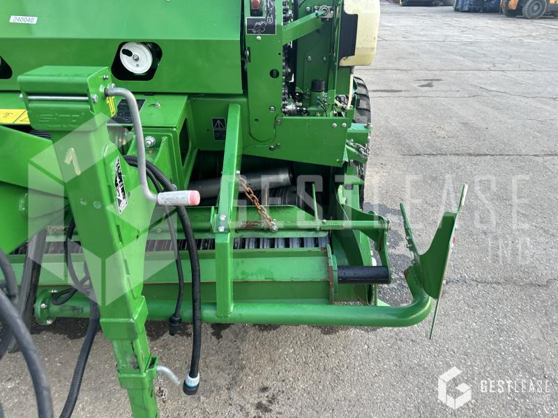 Bálázó John Deere V461M: 8 kép.