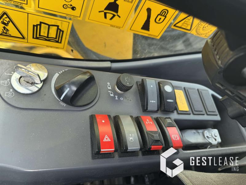Gumikerekes kotró Komatsu PW148-11: 15 kép.