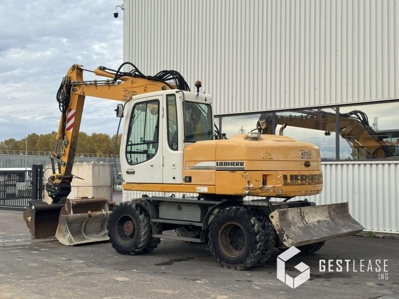 Liebherr A312 Litronic - Gumikerekes kotró: 2 kép. Liebherr A312 Litronic - Gumikerekes kotró: 2 kép.