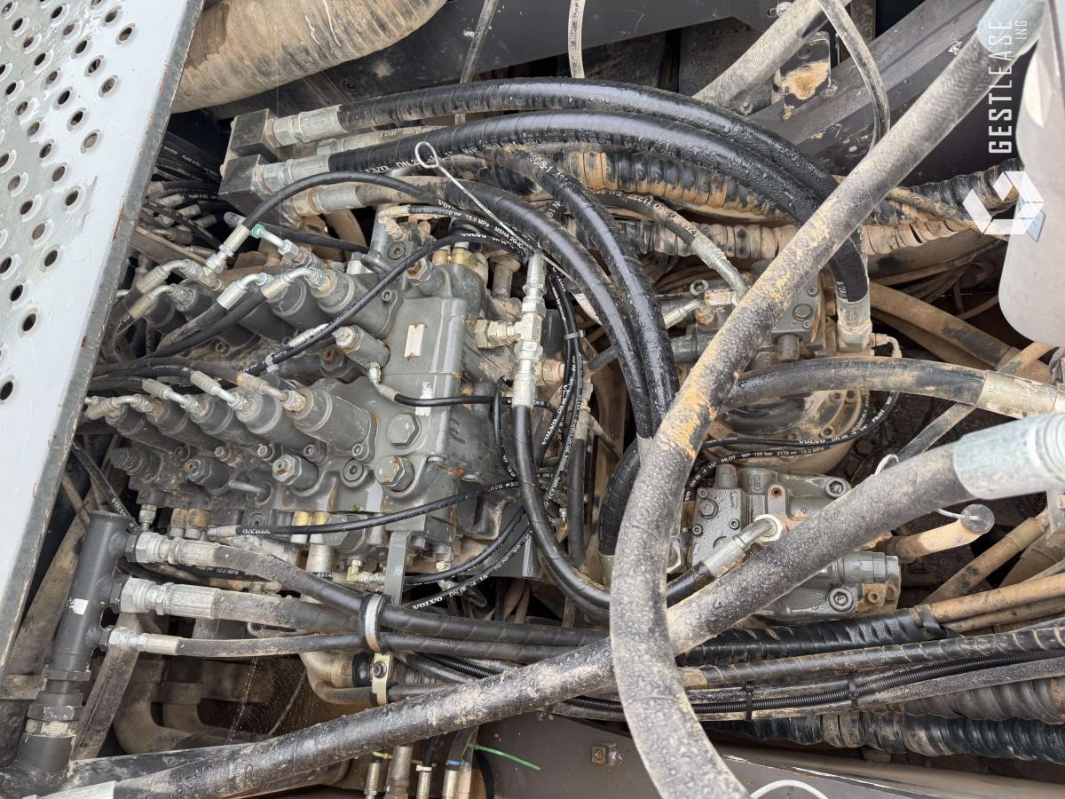 Lánctalpas kotró Volvo EC 480 EL: 25 kép. Lánctalpas kotró Volvo EC 480 EL: 25 kép.